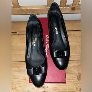 EUC Salvatore Ferragamo Vara Women's Black Nappa Leather Pump Size 10